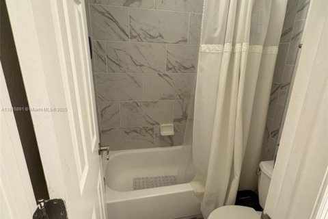Condo in Gainesville, Florida, 1 bedroom  № 1768642 - photo 16