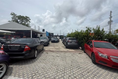 Commercial property in Miami, Florida № 1953132 - photo 1