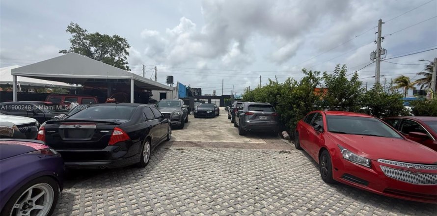 Commercial property in Miami, Florida № 1953132