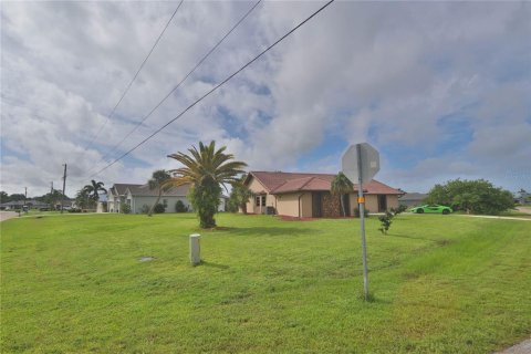 Villa ou maison à vendre à Punta Gorda, Floride: 4 chambres, 240.8 m2 № 1839071 - photo 4
