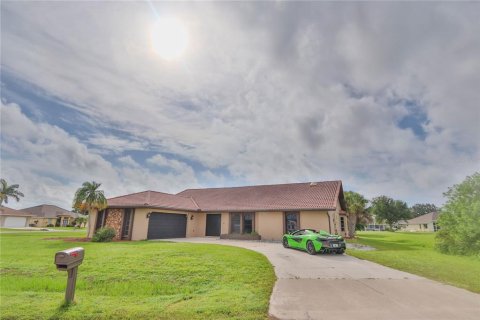 Villa ou maison à vendre à Punta Gorda, Floride: 4 chambres, 240.8 m2 № 1839071 - photo 1