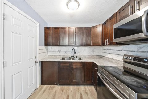 House in Orlando, Florida 3 bedrooms, 81.29 sq.m. № 2095017 - photo 6