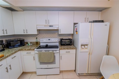 Condo in Pembroke Pines, Florida, 1 bedroom  № 1944116 - photo 10