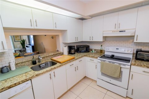 Condo in Pembroke Pines, Florida, 1 bedroom  № 1944116 - photo 9