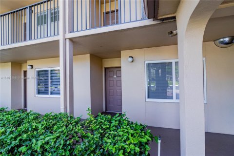 Condo in Pembroke Pines, Florida, 1 bedroom  № 1944116 - photo 4