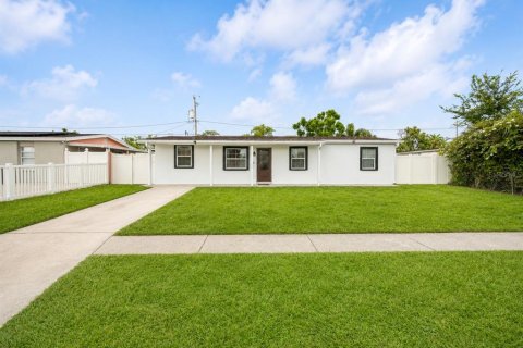 House in Tampa, Florida 4 bedrooms, 116.13 sq.m. № 2277464
