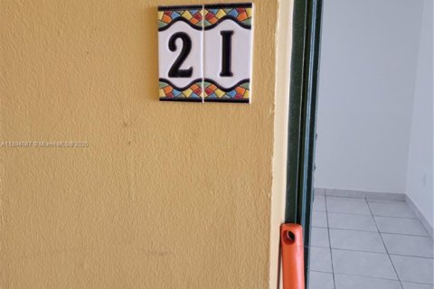 Снять в аренду кондоминиум в Норт-Майами, Флорида 1 спальня, 52.4м2, № 1952707 - фото 3