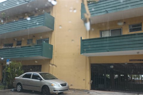 Снять в аренду кондоминиум в Норт-Майами, Флорида 1 спальня, 52.4м2, № 1952707 - фото 1