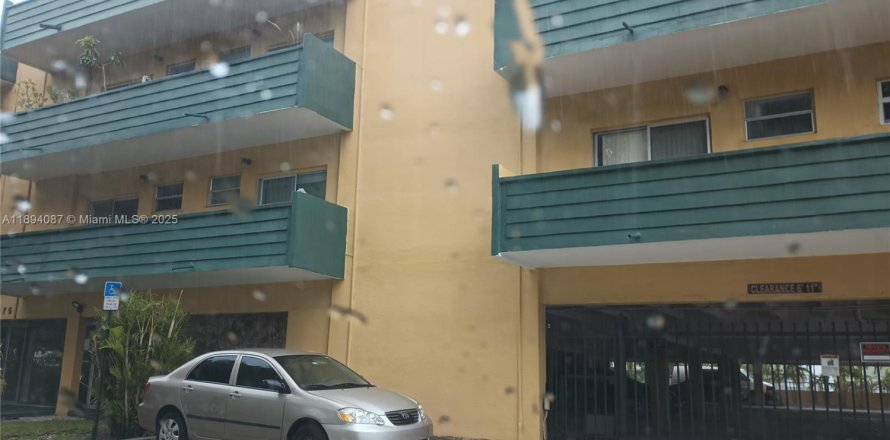 Кондоминиум с 1 спальней в Норт-Майами, Флорида № 1952707