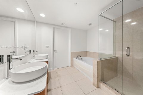 Купить кондоминиум в Майами, Флорида 2 спальни, 116.69м2, № 2154834 - фото 13