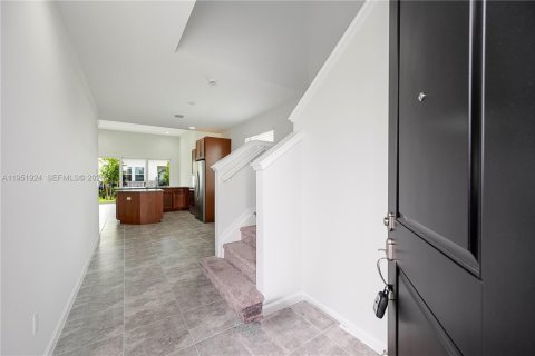 Снять в аренду таунхаус в Уэстлейк, Флорида 3 спальни, 155.8м2, № 2006414 - фото 2