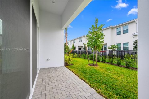 Снять в аренду таунхаус в Уэстлейк, Флорида 3 спальни, 155.8м2, № 2006414 - фото 10
