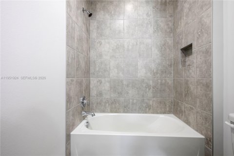 Снять в аренду таунхаус в Уэстлейк, Флорида 3 спальни, 155.8м2, № 2006414 - фото 22