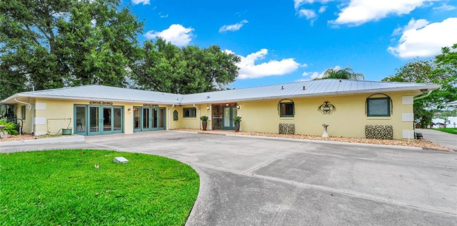 House in Orlando, Florida 4 bedrooms, 210.98 sq.m. № 2210906