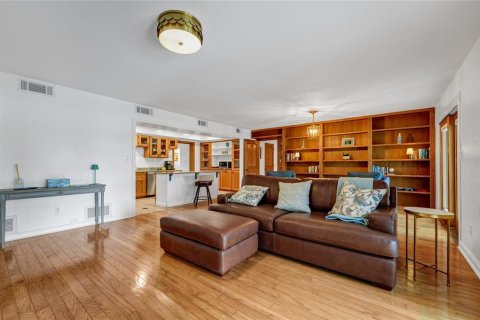 House in Orlando, Florida 4 bedrooms, 210.98 sq.m. № 2210906 - photo 5