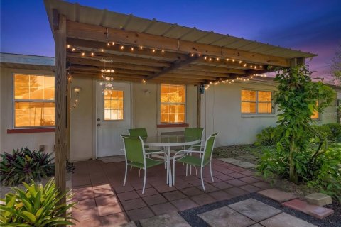 Casa en venta en Deltona, Florida, 3 dormitorios, 167.97 m2 № 2156483 - foto 2