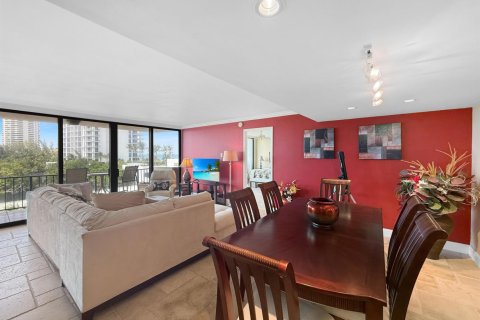 Condo in Riviera Beach, Florida, 2 bedrooms № 2262699 - photo 3