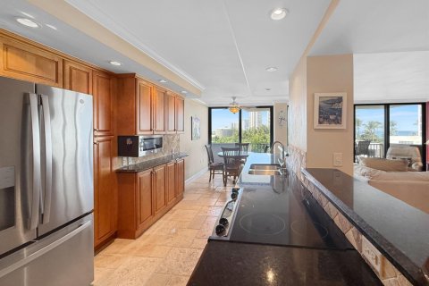 Condo in Riviera Beach, Florida, 2 bedrooms № 2262699 - photo 8