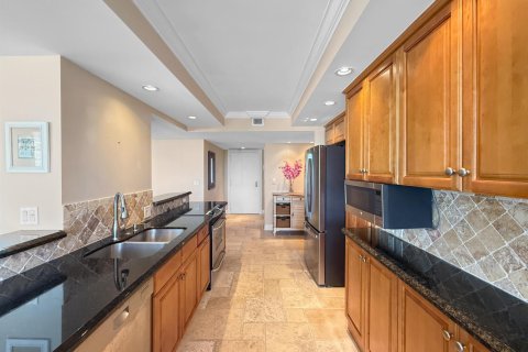 Condo in Riviera Beach, Florida, 2 bedrooms № 2262699 - photo 9