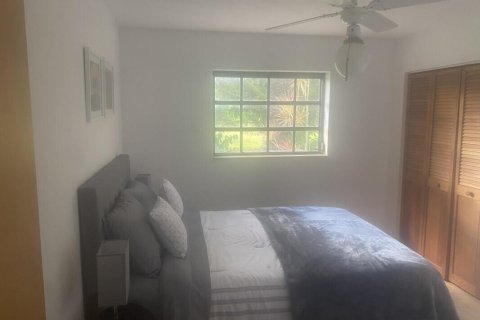 House in Miami, Florida 4 bedrooms, 261.43 sq.m. № 2193103 - photo 5