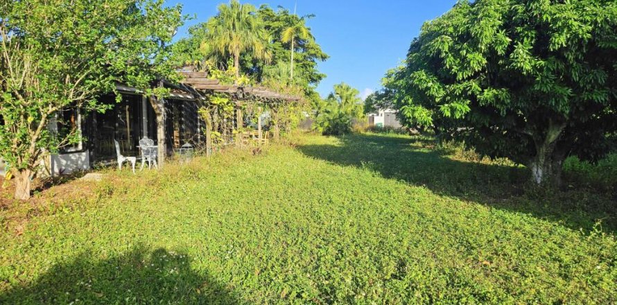 House in Miami, Florida 4 bedrooms, 261.43 sq.m. № 2193103