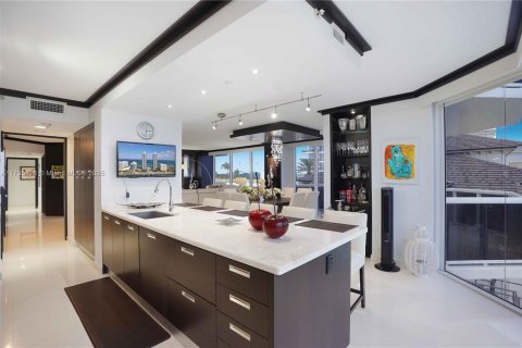 Condo in Miami Beach, Florida, 2 bedrooms  № 1486083 - photo 13