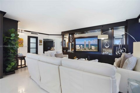 Condo in Miami Beach, Florida, 2 bedrooms  № 1486083 - photo 12