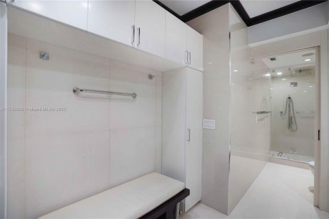 Condo in Miami Beach, Florida, 2 bedrooms  № 1486083 - photo 25