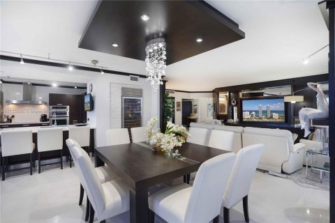 Condo in Miami Beach, Florida, 2 bedrooms  № 1486083 - photo 2