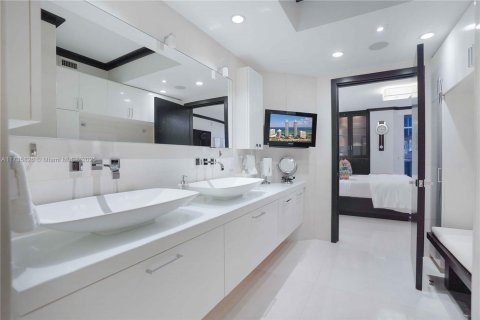 Condo in Miami Beach, Florida, 2 bedrooms  № 1486083 - photo 26