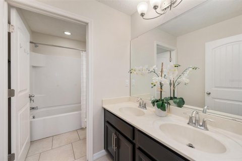 House in Apopka, Florida 4 bedrooms, 242.66 sq.m. № 1637716 - photo 30