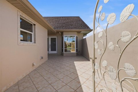 House in Saint Petersburg, Florida 2 bedrooms, 149.02 sq.m. № 2230019 - photo 11