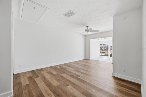 House in Saint Petersburg, Florida 2 bedrooms, 149.02 sq.m. № 2230019 - photo 23