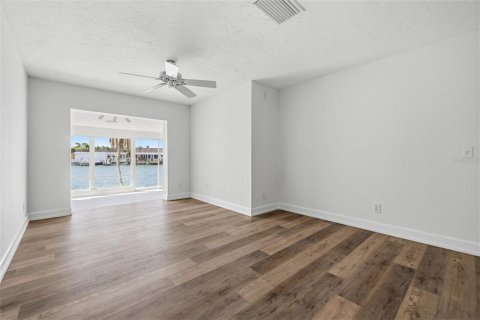 House in Saint Petersburg, Florida 2 bedrooms, 149.02 sq.m. № 2230019 - photo 24