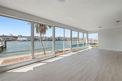 House in Saint Petersburg, Florida 2 bedrooms, 149.02 sq.m. № 2230019 - photo 3