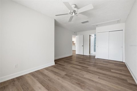 House in Saint Petersburg, Florida 2 bedrooms, 149.02 sq.m. № 2230019 - photo 25