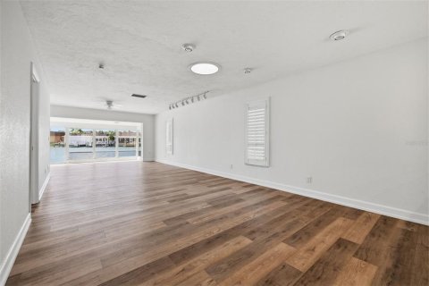 House in Saint Petersburg, Florida 2 bedrooms, 149.02 sq.m. № 2230019 - photo 12