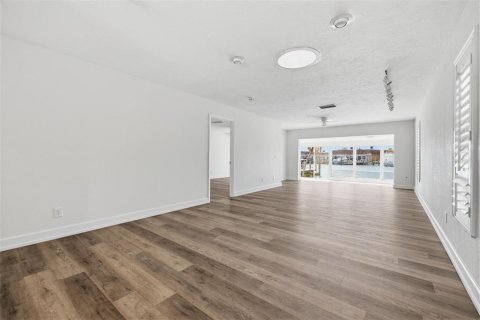 House in Saint Petersburg, Florida 2 bedrooms, 149.02 sq.m. № 2230019 - photo 14