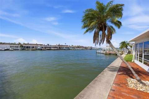 House in Saint Petersburg, Florida 2 bedrooms, 149.02 sq.m. № 2230019 - photo 7