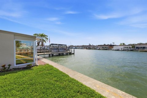House in Saint Petersburg, Florida 2 bedrooms, 149.02 sq.m. № 2230019 - photo 8