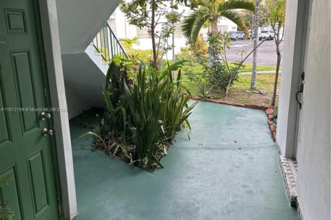 Condo in Miami, Florida, 1 bedroom № 2035769 - photo 4