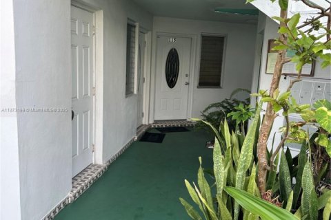 Condo in Miami, Florida, 1 bedroom № 2035769 - photo 3