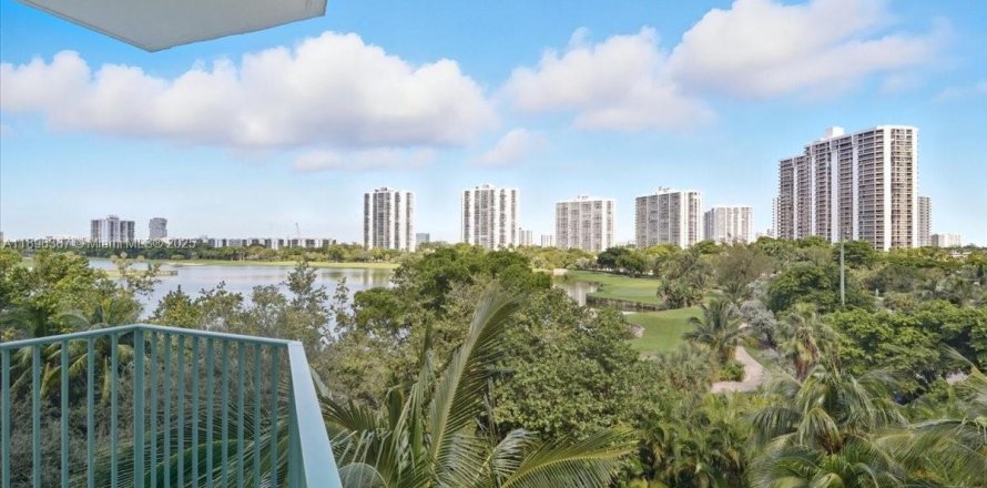 Condominio en Aventura, Florida, 3 dormitorios № 1948137