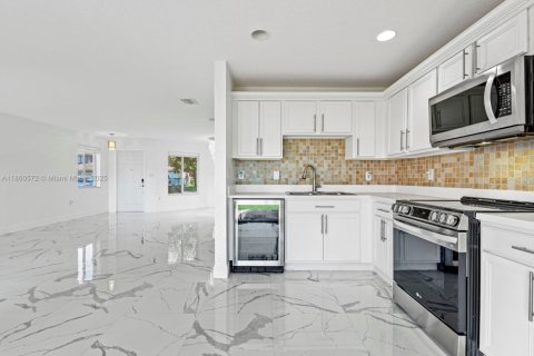 Touwnhouse à vendre à Miami, Floride: 3 chambres, 158.68 m2 № 1889218 - photo 14