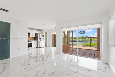 Touwnhouse à vendre à Miami, Floride: 3 chambres, 158.68 m2 № 1889218 - photo 8