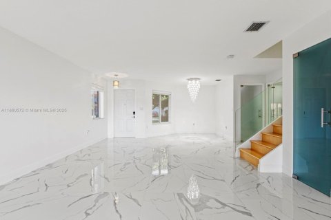 Touwnhouse à vendre à Miami, Floride: 3 chambres, 158.68 m2 № 1889218 - photo 10