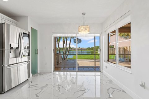 Touwnhouse à vendre à Miami, Floride: 3 chambres, 158.68 m2 № 1889218 - photo 12