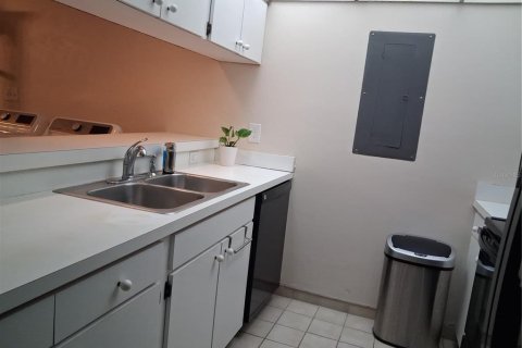 Condo in Haines City, Florida, 2 bedrooms  № 2219694 - photo 3