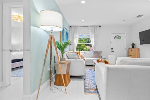 Casa en alquiler en Miami, Florida, 3 dormitorios, 119.57 m2 № 2060053 - foto 2