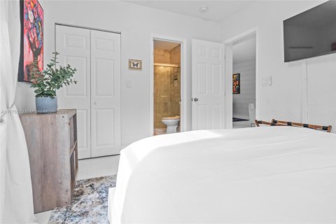 Casa en alquiler en Miami, Florida, 3 dormitorios, 119.57 m2 № 2060053 - foto 14
